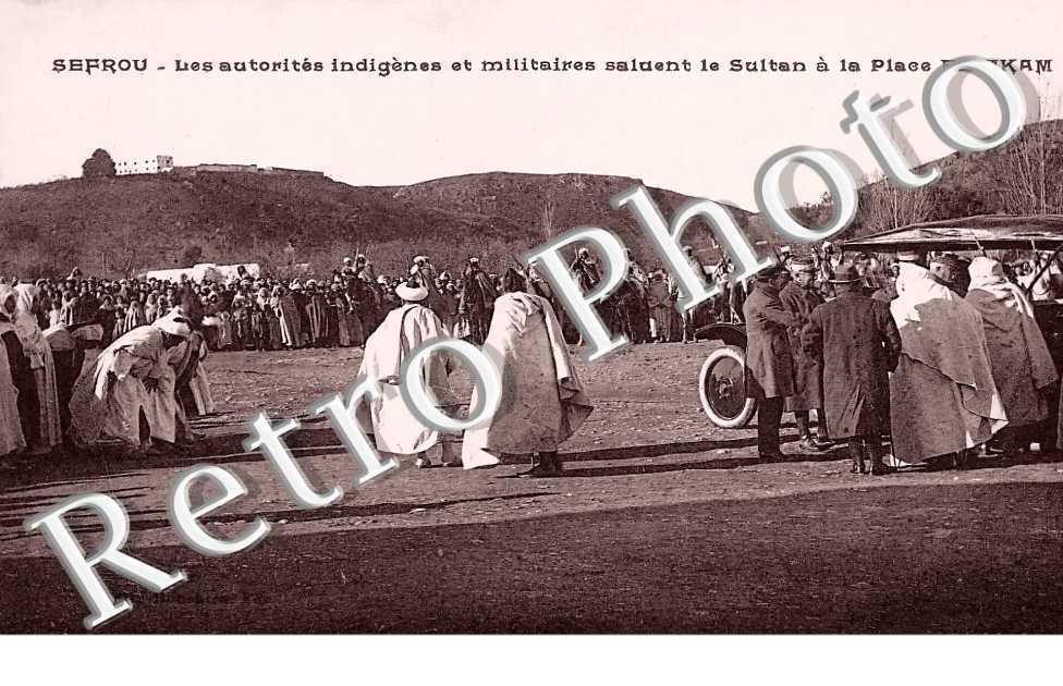 Les autorités indigènes et militaires saluent le Sultant à la place El-Mkam