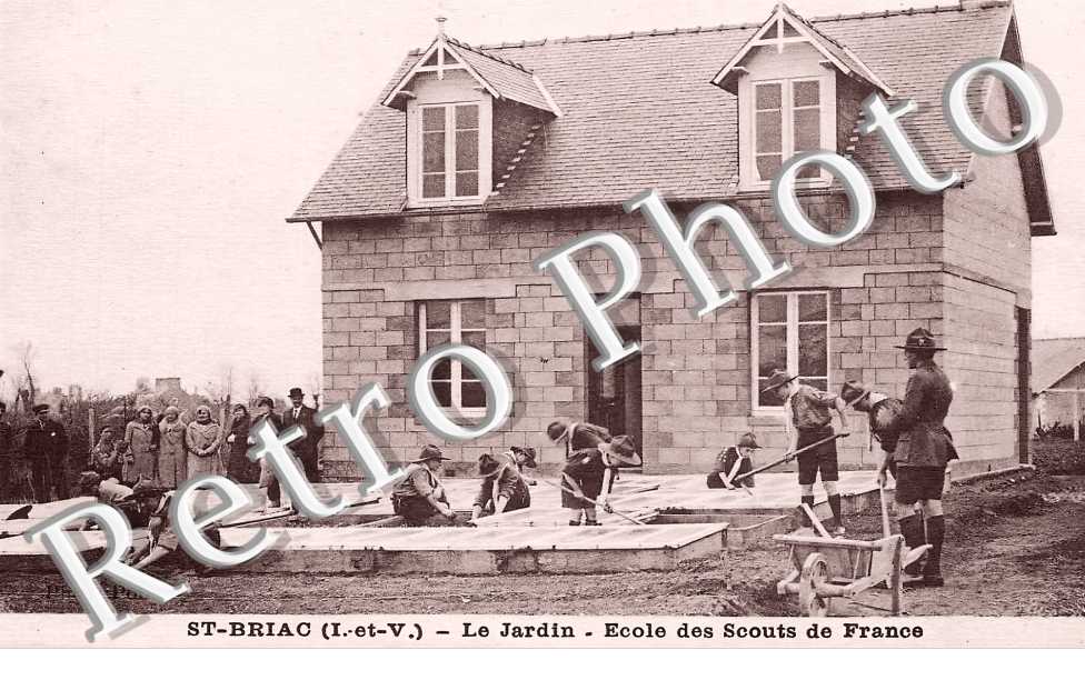 Le jardin. Ecole des Scouts de France.