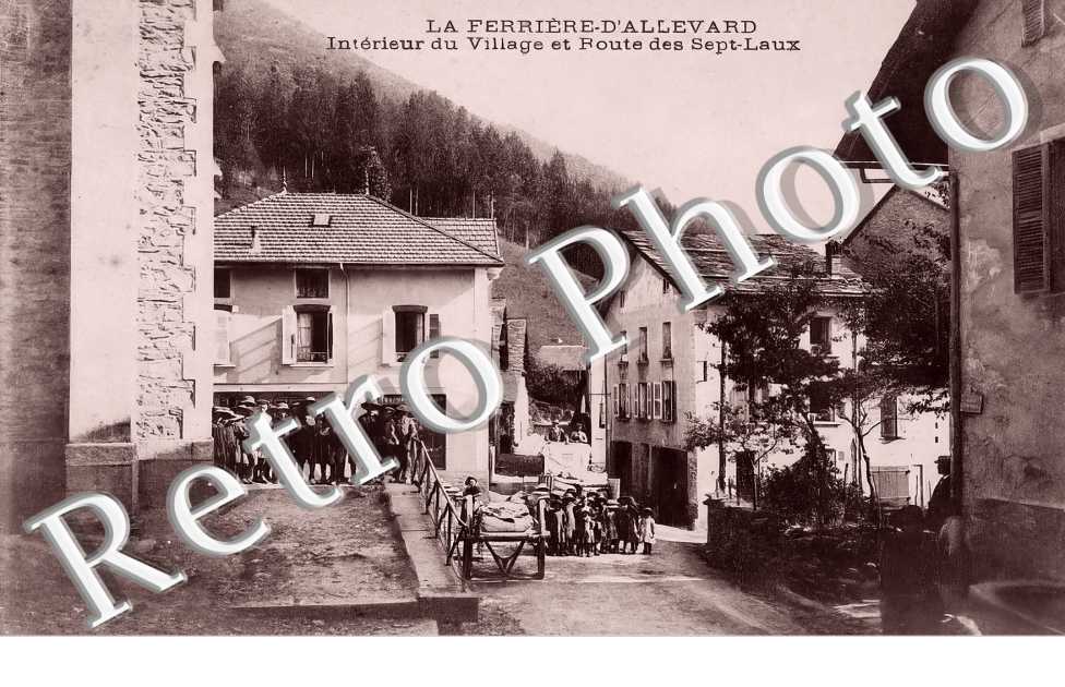 la FERRIERE D'ALLEVARD. Intérieur du village et route des Sept-Laux