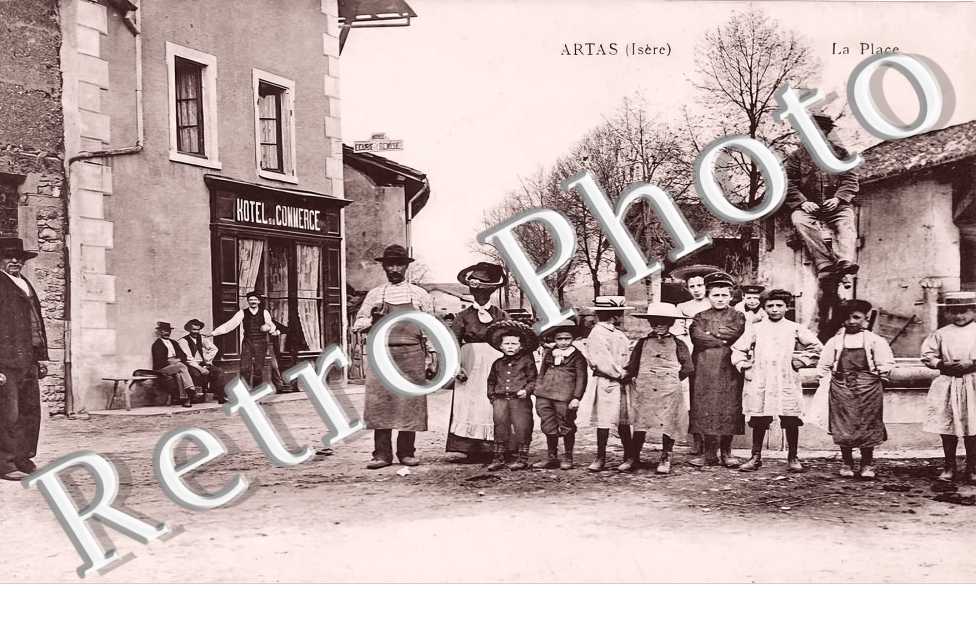 la Place. Hôtel du Commerce