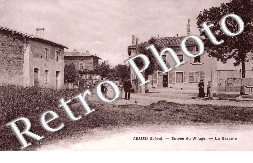 Entrée du village. La Bascule