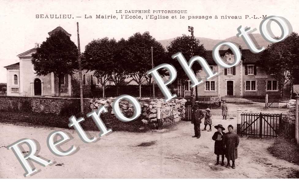 La mairie, l'école, l'église et le passage à niveau PLM