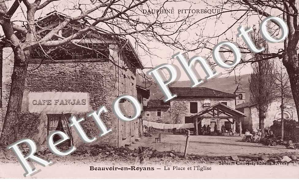 la Place et l'église. Café Fanjas
