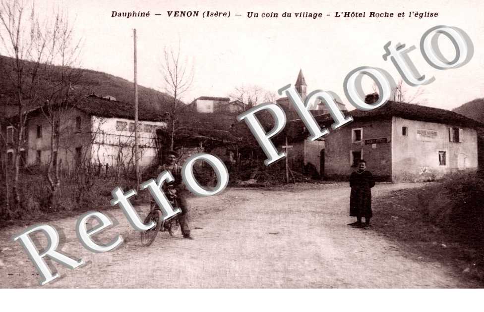 un coin du village. L'hôtel Roche et l'église