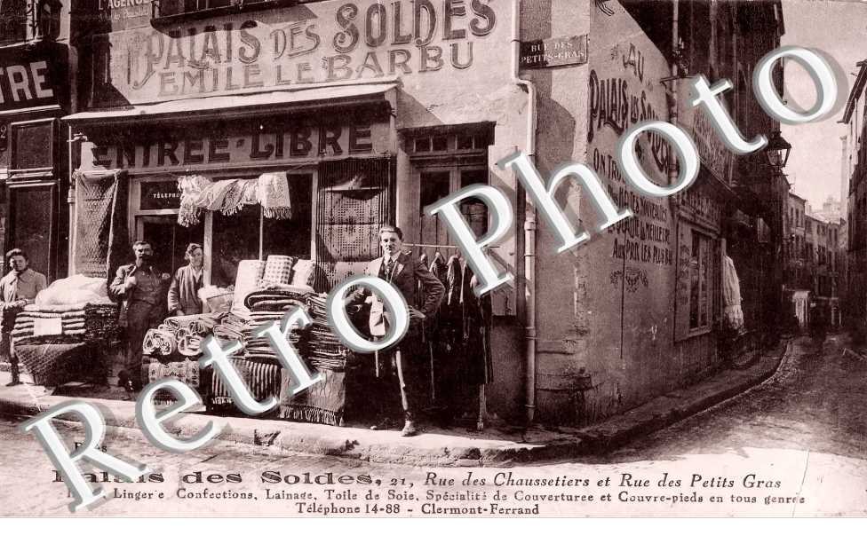 Palais des soldes Emile le Barbu. 21 rue des Chaussetiers et rue des Petits Gras