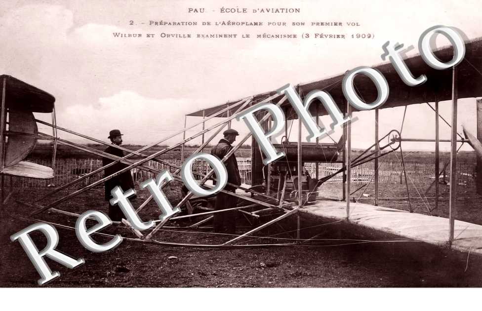 Ecole d'Aviation. Préparation de l'Aéroplane pour son premier vol. Wilbur et Orville examinent le mécanisme (3 février 1909)