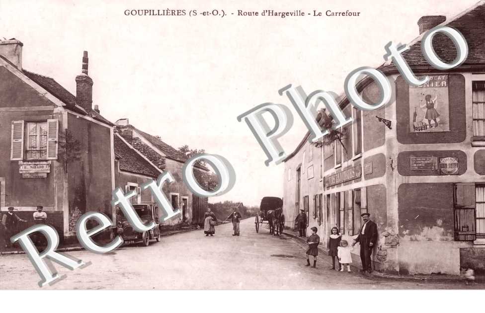 Route d'Hargeville. Le carrefour