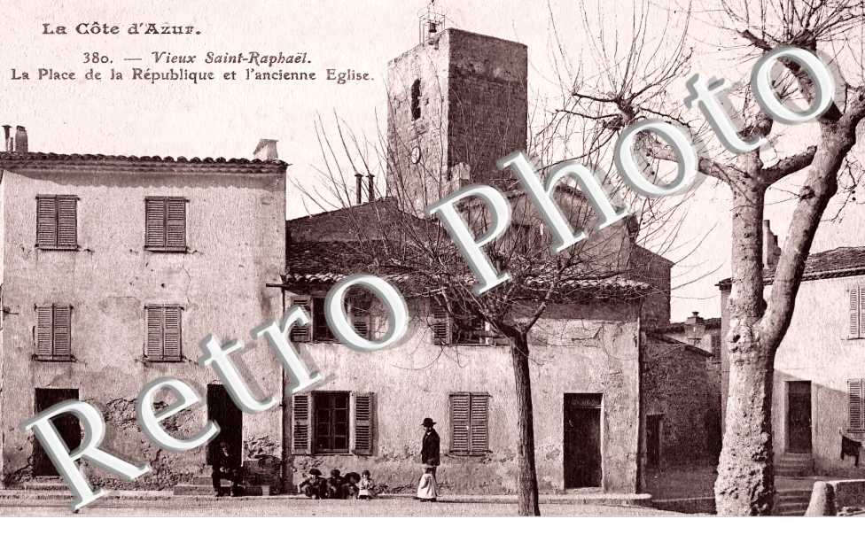 Vieux Saint-Raphaël. La Place de la République et l'ancienne église