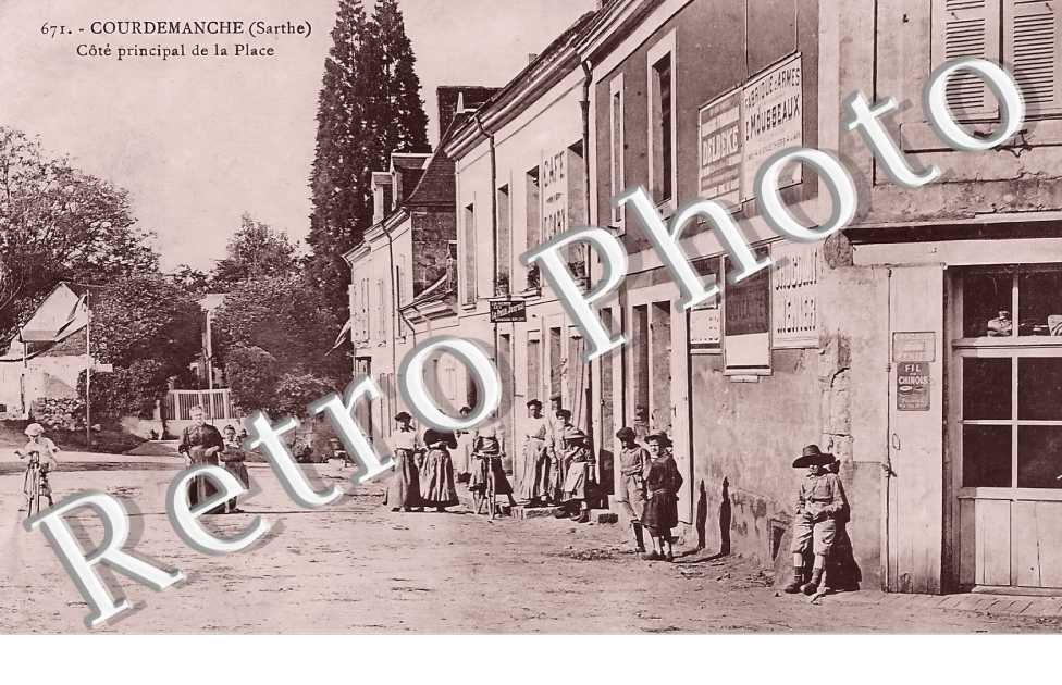 côté principal de la place.