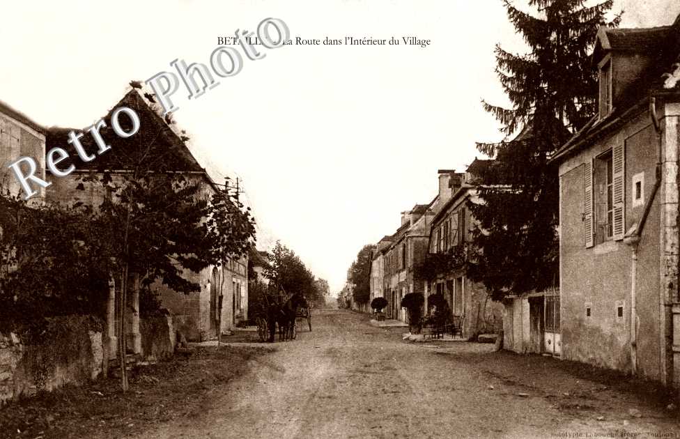 La Route dans  l'interieur du Village
