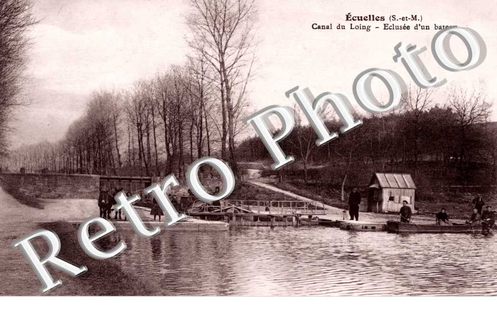 Canal du Loing. Eclusée d'un bateau