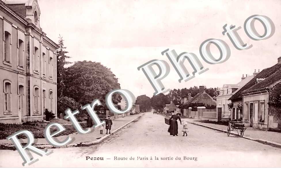 route de Paris à la sortie du bourg