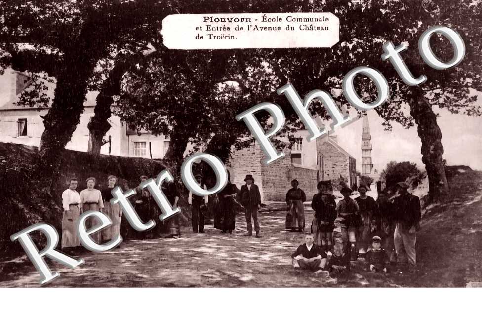 école communale et entrée de l'avenue du château de Troërin