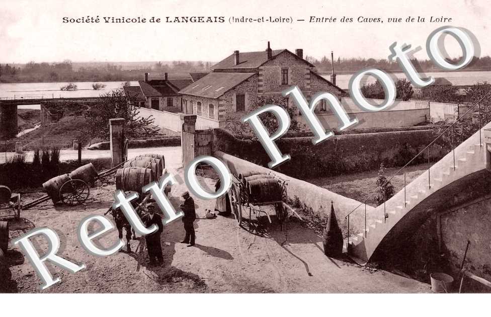 société Vinicole de Langeais. Entrée des caves, vue de la Loire