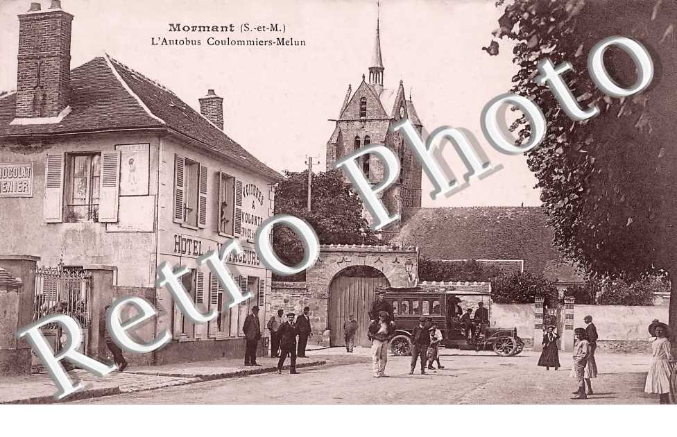 l'autobus Coulommiers-Melun. Hôtel des Voyageurs. Eglise